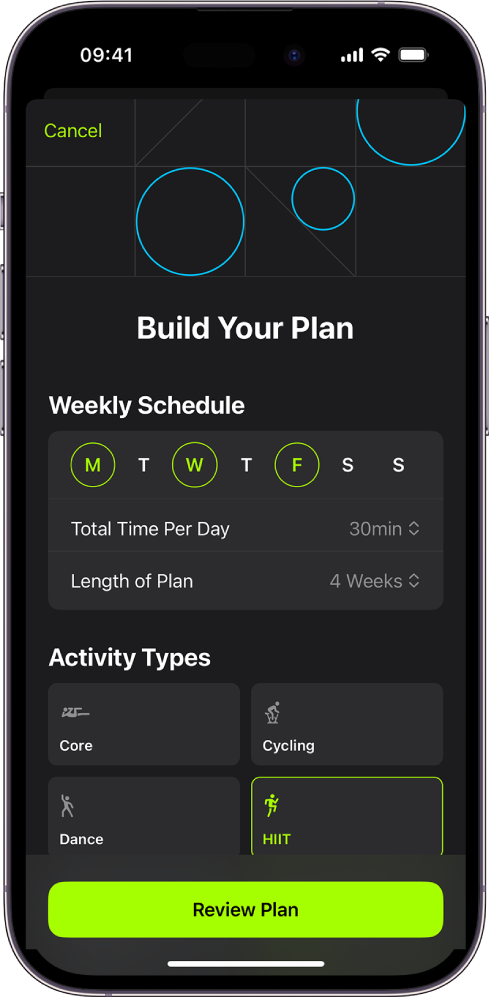 Tilpasset plan-skjermen som viser innstillinger for å velge ukentlig timeplan og varighet på planen. Tilgjengelige aktivitetstyper og Se gjennom treningsplan-knappen vises nederst.
