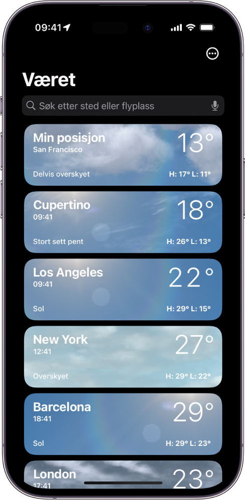 Været-skjermen som viser en liste med byer som viser gjeldende klokkeslett, temperatur, værvarsel og høyeste og laveste temperaturer. Øverst på skjermen er søkefeltet og øverst til høyre er Mer-knappen.