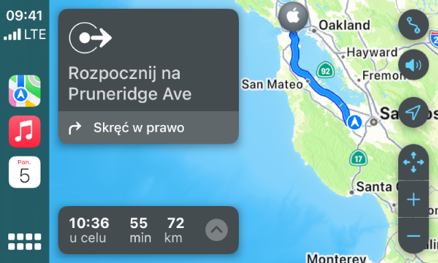 CarPlay z widocznymi na pasku bocznym ikonami aplikacji Mapy, Muzyka i Kalendarz. Po prawej widoczna jest trasa z Apple Park do Apple Union Station.