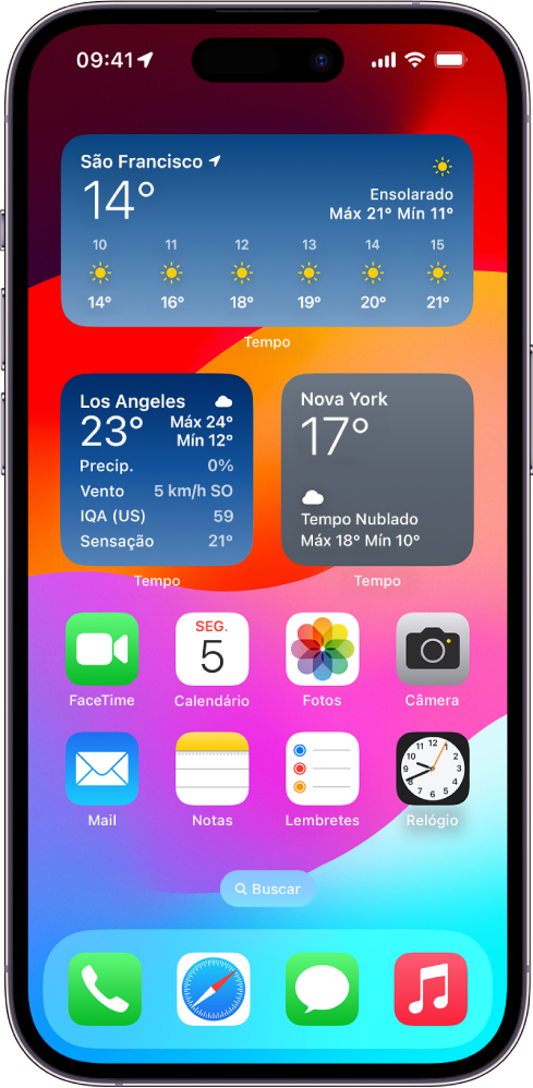Tela de Início do iPhone com três widgets do Tempo na parte superior da tela para três locais diferentes.