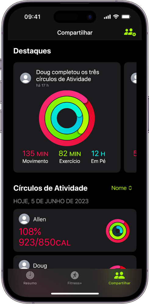 Tela de Compartilhamento do app Fitness, com círculos de atividade e destaques de atividade compartilhados entre uma pessoa e seus amigos.