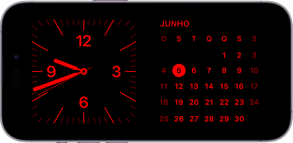 iPhone no modo Em Espera com luz ambiente baixa, mostrando os widgets Relógio e Calendário com tonalidade vermelha.