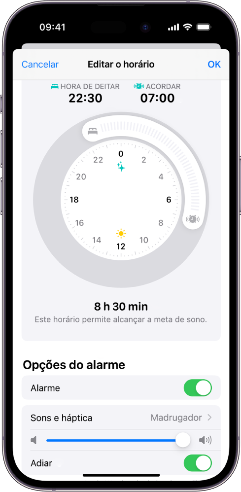 O ecrã “Editar o horário” na aplicação Saúde, com o relógio de “Hora de deitar e hora de acordar” na parte superior do ecrã e as opções do alarme na parte inferior do ecrã.