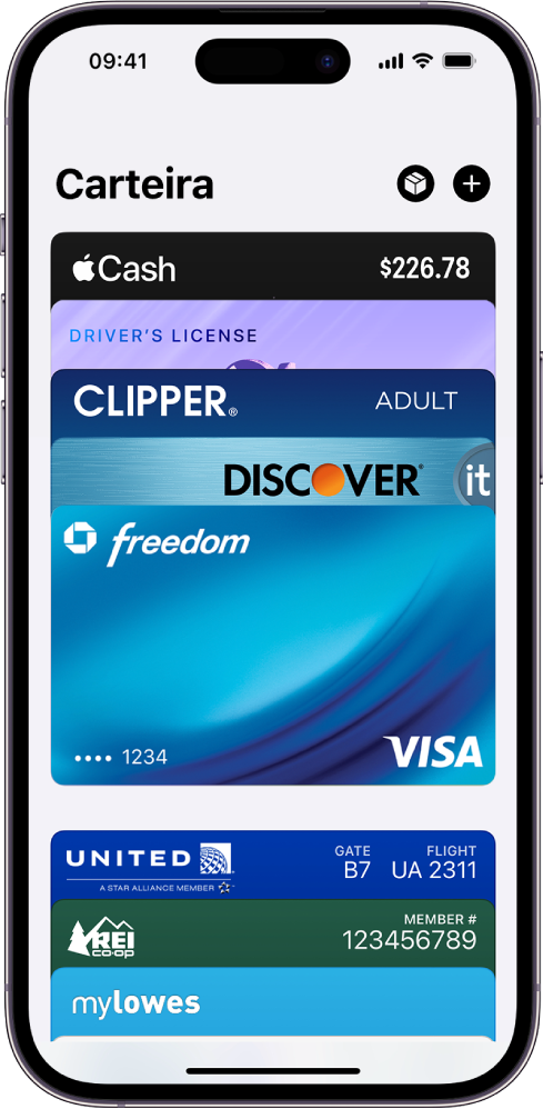 O ecrã da aplicação Carteira a mostrar vários cartões de pagamento e passes