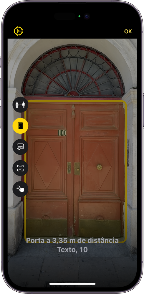 O ecrã da Lupa no modo de deteção a mostrar uma porta. Na parte inferior encontra-se uma descrição da distância a que está a porta e o respetivo número.