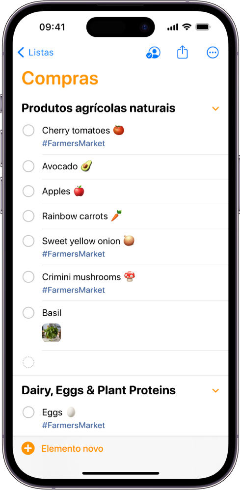 Um ecrã com uma lista de compras na aplicação Lembretes. Alguns elementos na lista têm etiquetas e fotografias em anexo. O botão “Novo elemento” está no canto inferior esquerdo.