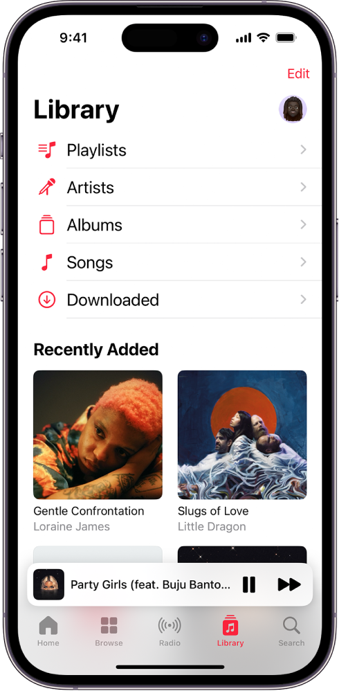 Zaslon Library prikazuje seznam kategorij, vključno s Playlists, Artists, Albums, Songs in Downloaded. Pod seznamom se prikaže naslov Recently Added. Predvajalnik prikazuje naslov predvajane pesmi, gumba Pause in Next pa sta prikazana ob dnu zaslona.