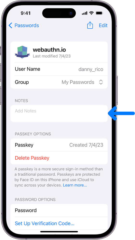 Zaslon z geslom passkey v funkciji iCloud Keychain z informacijami o geslu passkey in mestom za dodajanje in ogled beležk.