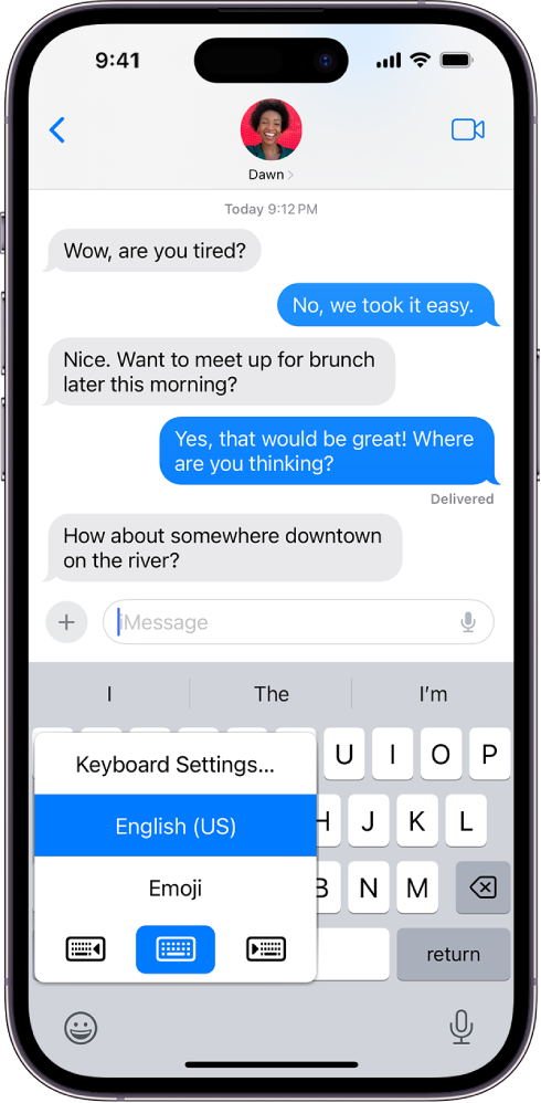 Meni Keyboard Settings je odprt in prikazuje tri možnosti: English (US), Emoji in Keyboard Feedback. Na dnu menija, od leve proti desni, so gumbi postavitve za levičarje, privzeto postavitev in postavitev za desničarje. Izbran je gumb za privzeto postavitev.