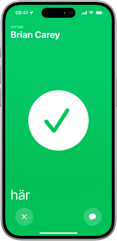 iPhone-skärmen är grön med en stor bockmarkering i mitten av den. Namnet på personen som letas efter finns i det övre vänstra hörnet och ordet ”här” som visas i det nedre vänstra hörnet indikerar att mötet skedde.