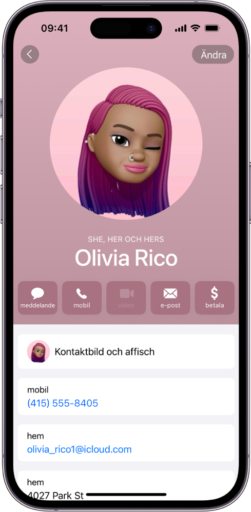 En kontakt som heter Olivia Rink med pronomen hon, henne och hennes under kontaktbilden. Nedanför hennes namn finns knappar för att skicka ett meddelande, ringa, mejla och använda Apple Pay. Nederst på skärmen finns kontaktens mobilnummer och mejladress.