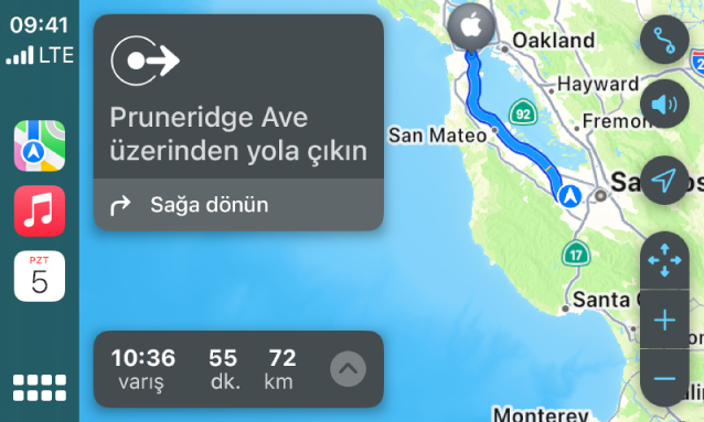 Kenar çubuğunda Harita, Müzik ve Takvim uygulamalarını gösteren CarPlay. Sağ tarafta, Apple Park’tan Apple Union Station’a bir navigasyon güzergâhı var.