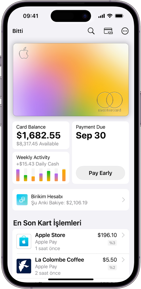 Cüzdan’daki Apple Card, sağ üstte Daha Fazla düğmesini gösteriyor. Kart görüntüsünün altında kart bakiyesi, haftalık aktivite ve ödeme düğmesi var. Birikim hesabının güncel bakiyesi ve en son kart işlemleri en altta.