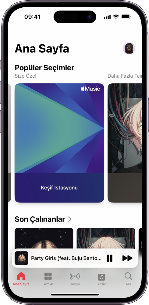 En üstte Popüler Seçimler’i gösteren Ana Sayfa ekranı. Size özel seçilmiş diğer müzikleri görüntülemek için sola veya sağa kaydırabilirsiniz. Onun altında Son Çalınanlar görünüyor.