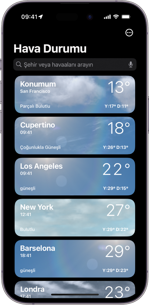 Hava durumu ekranında gösterilen şehir listesinde şu anki saat, sıcaklık, hava tahmini ve en yüksek ve en düşük sıcaklık bilgileri var. Ekranın en üstünde arama alanı, sağ üst köşede ise Daha Fazla düğmesi bulunuyor.