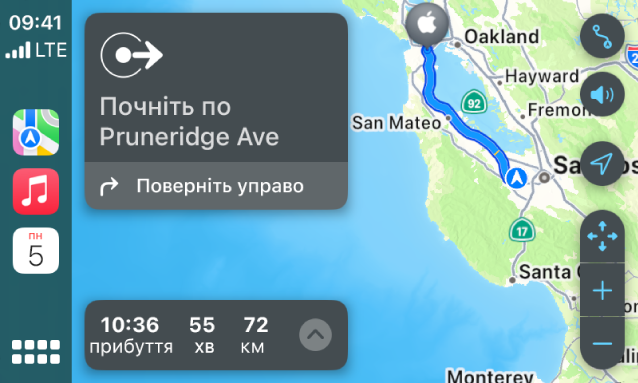 Екран CarPlay, на бічній панелі якого показано Карти, Музику й Календар. Праворуч — маршрут з Еппл-парку до Еппл-Юніон-стейшн.