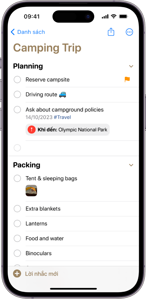 Một danh sách kiểm tra cho một chuyến đi cắm trại trong Lời nhắc. Một số mục có thẻ, vị trí, cờ và ảnh. Nút Lời nhắc mới ở dưới cùng bên trái.
