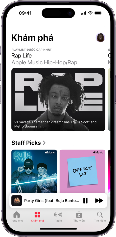 Màn hình Khám phá đang hiển thị một playlist nổi bật ở trên cùng. Bạn có thể vuốt sang trái để xem thêm nhạc và video nổi bật. Lựa chọn của đội ngũ xuất hiện ở bên dưới, đang hiển thị hai playlist Apple Music. Bạn có thể vuốt lên trên màn hình để khám phá nhạc mới và được đề xuất.