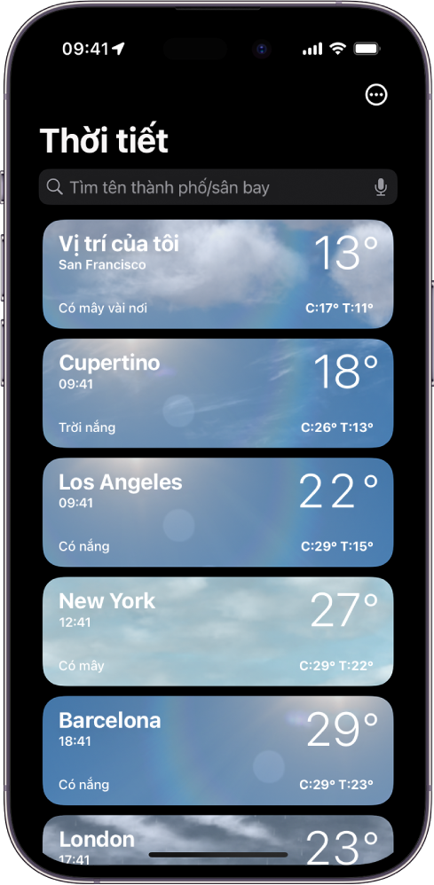 Màn hình thời tiết, đang hiển thị một danh sách các thành phố với giờ, nhiệt độ hiện tại, dự báo, cũng như nhiệt độ cao nhất và thấp nhất. Ở đầu màn hình là trường tìm kiếm và ở góc trên cùng bên trái là nút Thêm.