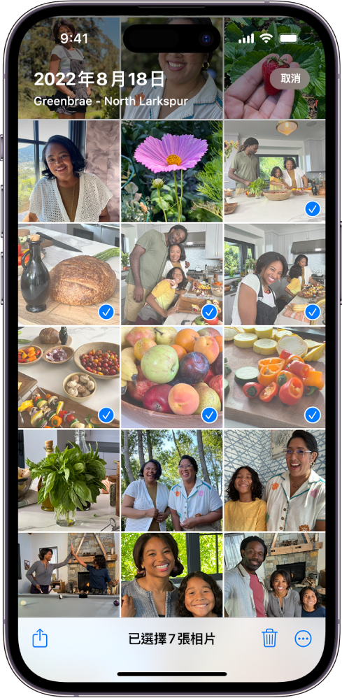 iPhone 畫面被相片方格填滿，其中已選取七張相片。畫面底部為「共享」、「刪除」，以及「更多」按鈕。