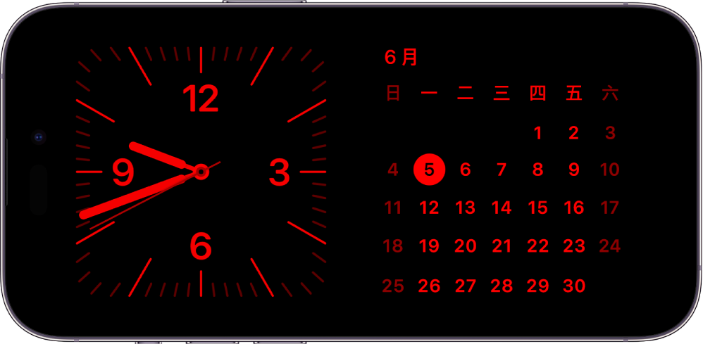 “待机显示”模式下的 iPhone 处于低环境光中，以红色调显示“时钟”和“日历”小组件。