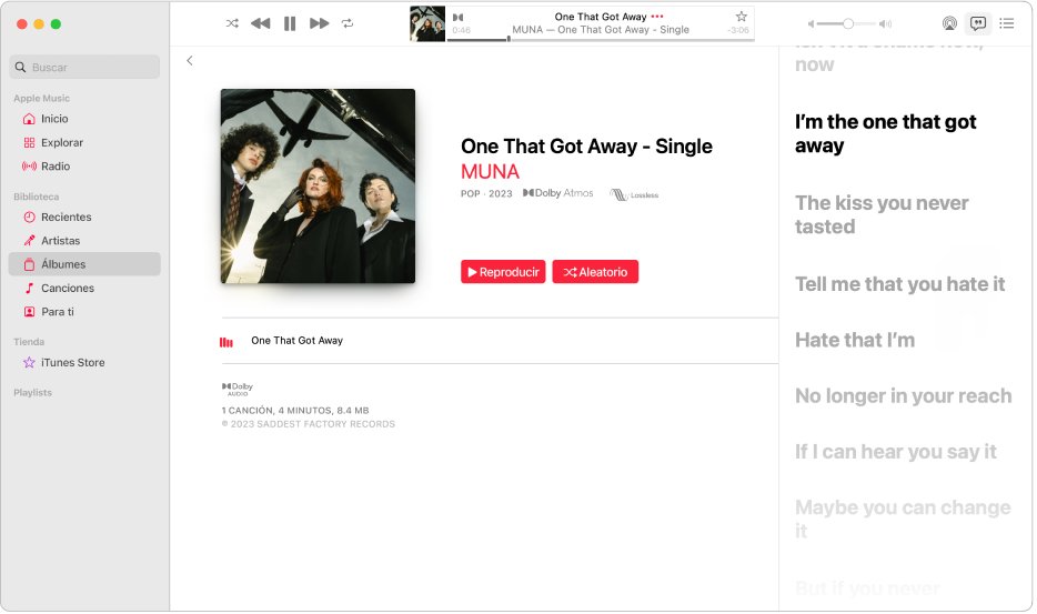 Una canción en reproducción con letra a la derecha, que se muestra sincronizada con la música.