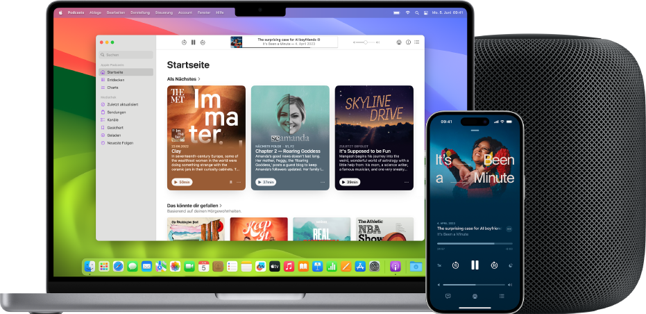 Die App „Apple Podcasts“ auf einem Mac und einem iPhone, mit einem HomePod im Hintergrund.