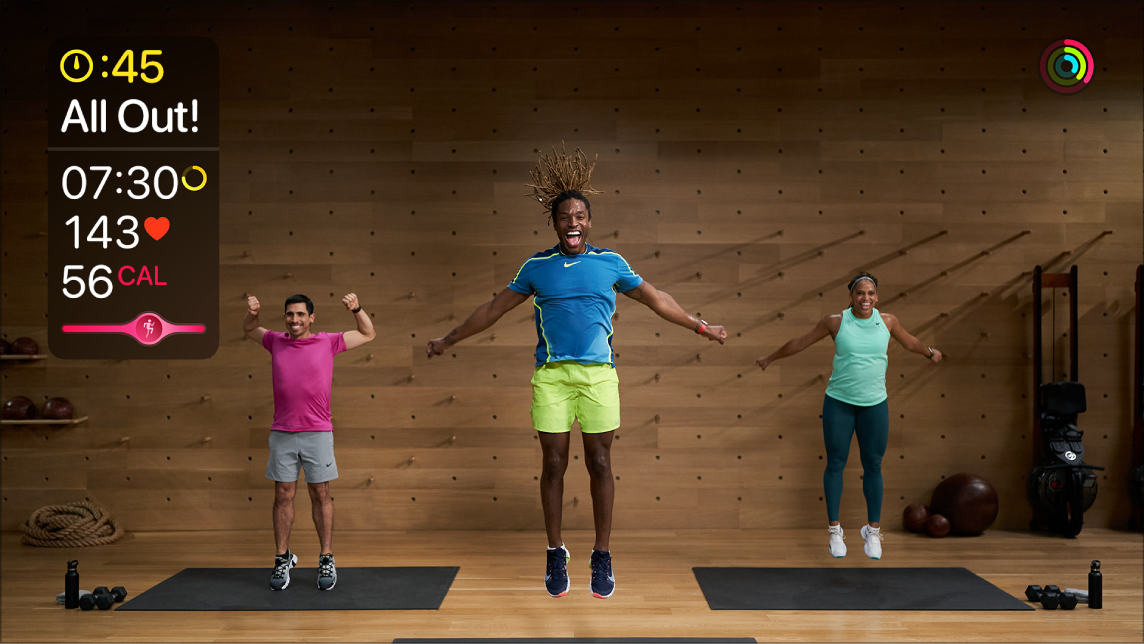 Cvičení Fitness+ na Apple TV se zobrazenými aktuálními hodnotami z Apple Watch