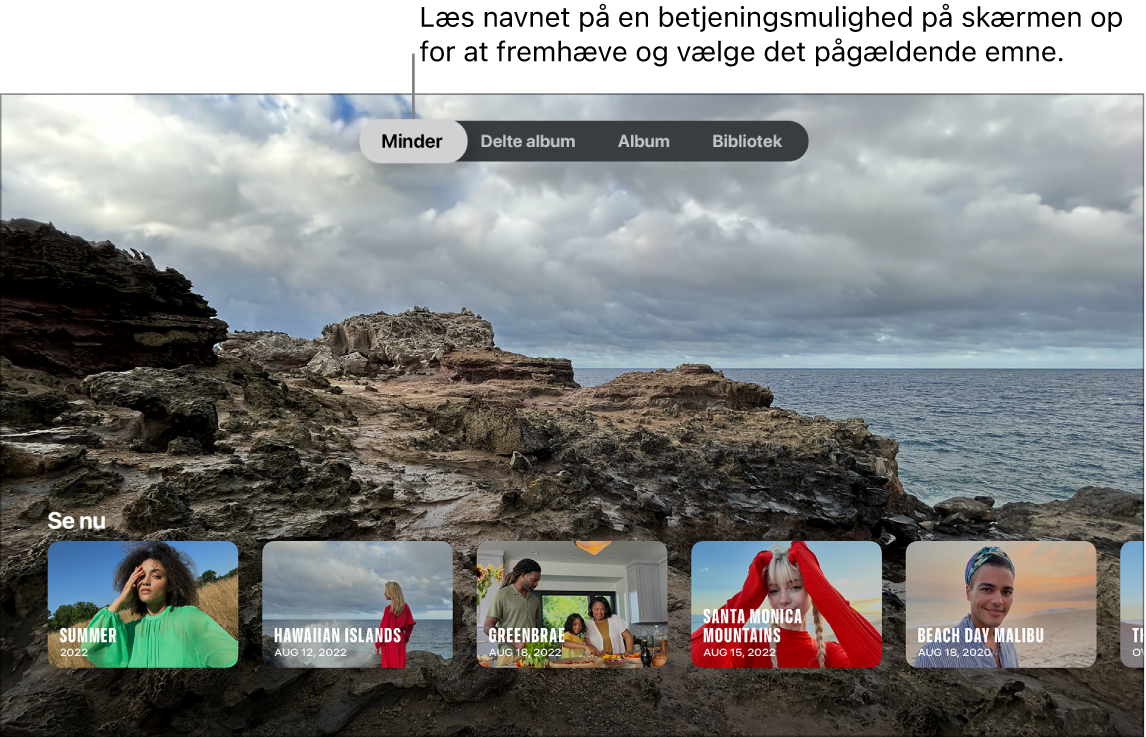 Skærm i appen Fotos med emner på menuen, hvor der kan bruges talte forespørgsler