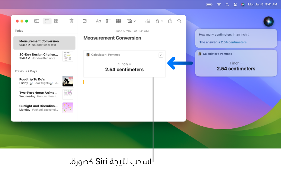 الجزء العلوي الأيسر من سطح مكتب Mac يعرض أيقونة Siri في شريط القائمة ونافذة Siri مع الطلب ”ما عدد السنتيمترات في البوصة؟ والرد (التحويل من الحاسبة). التطبيق الملاحظات مفتوح وسهم يشير إلى أنه يمكنك سحب نتيجة Siri إلى الملحوظة كصورة.