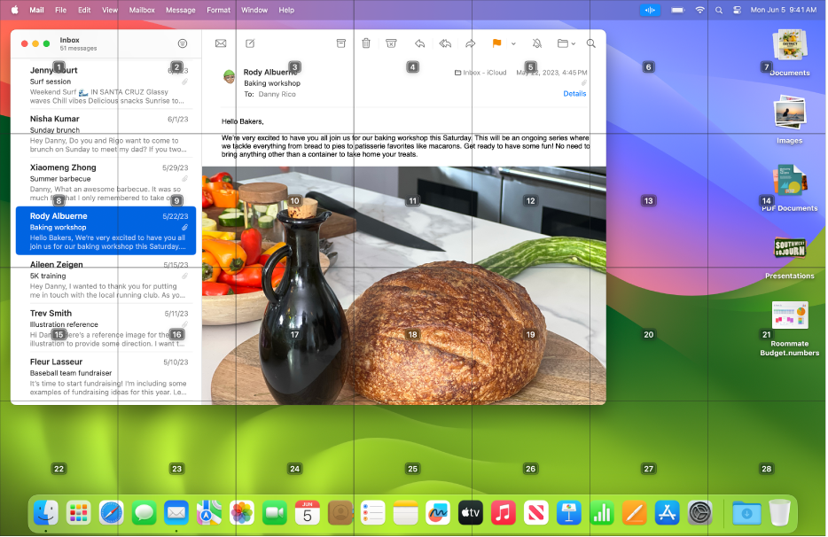 L’app Mail oberta a l’escriptori del Mac amb una retícula superposada. La retícula divideix l’escriptori en set columnes i quatre files, i totes les cel·les estan numerades de l’1 al 28. La icona del control per veu és a la barra de menús.
