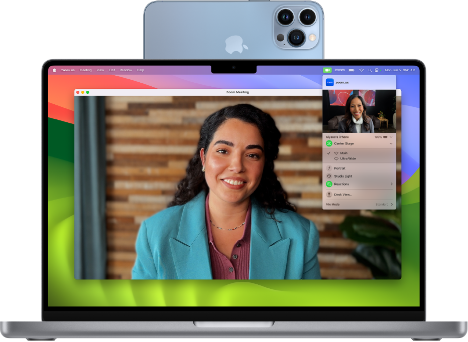 Ein MacBook Pro, das ein iPhone als Webcam benutzt und eine FaceTime-Session zeigt.