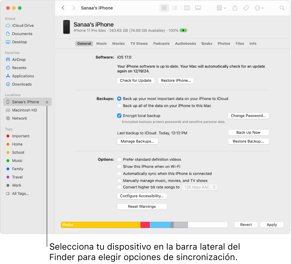 Se selecciona un dispositivo en la barra lateral del Finder y aparecen opciones de sincronización en la ventana.