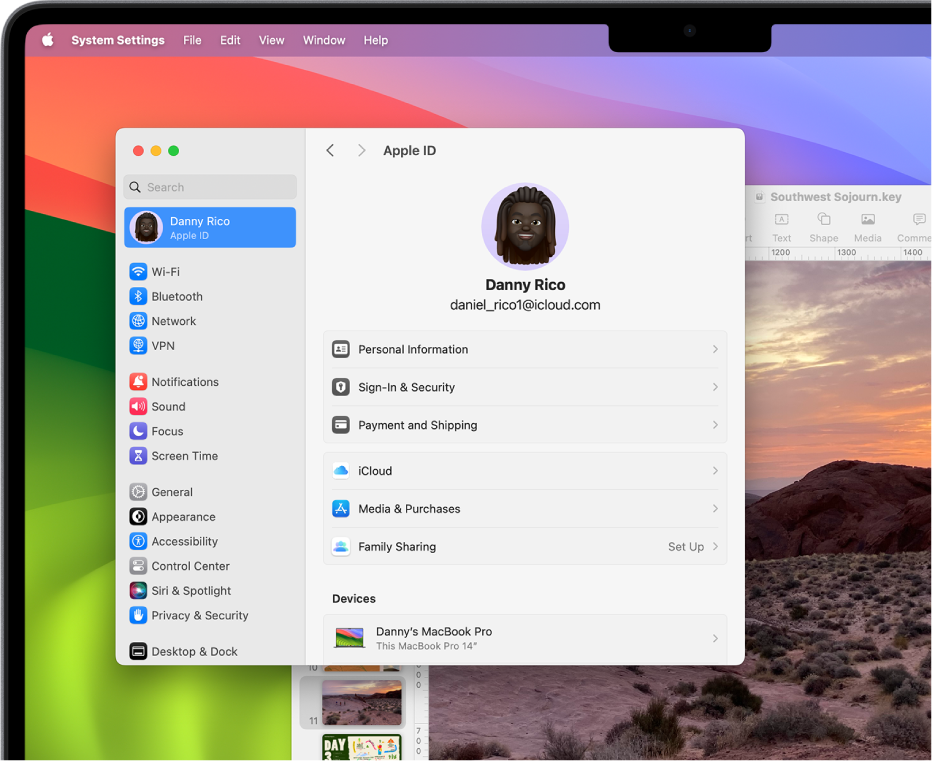 El escritorio de un Mac con la ventana ID de Apple de Ajustes del Sistema y un documento de Keynote abierto.