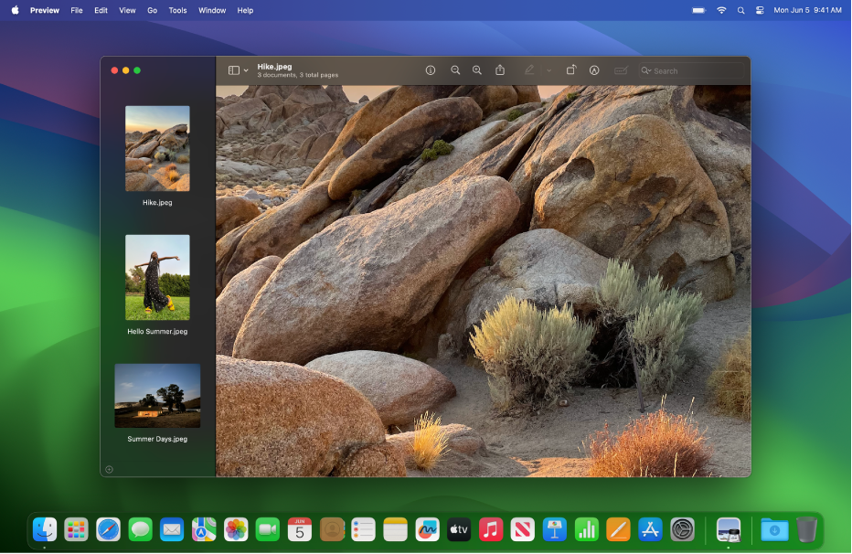 Un bureau Mac avec l’apparence sombre affichant une fenêtre d’app, le Dock et la barre des menus avec une apparence sombre.