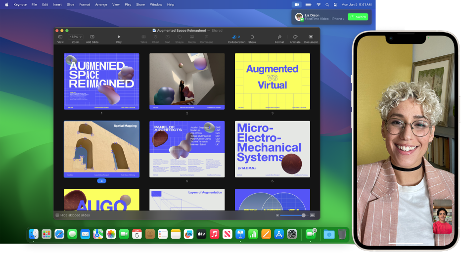 Un appel FaceTime sur un iPhone à côté du bureau d’un Mac avec une fenêtre Keynote ouverte. Dans le coin inférieur droit du Mac se trouve le bouton Handoff pour transférer l’appel FaceTime sur le Mac.