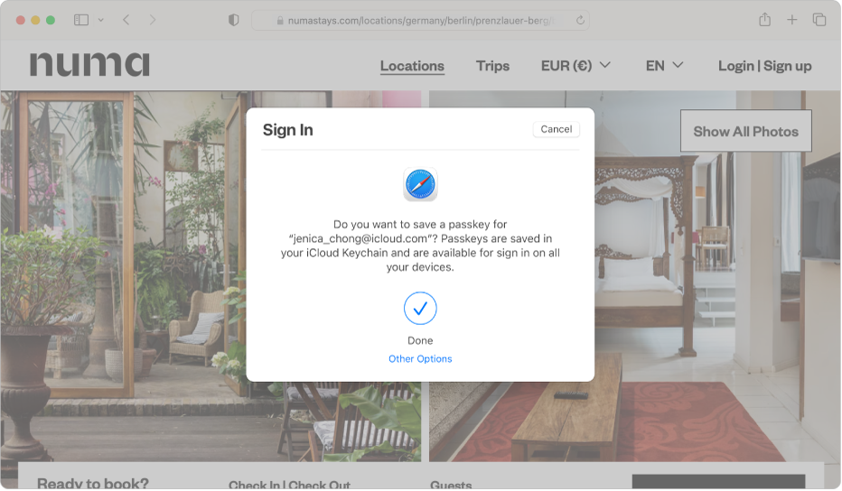 Jendela Safari menampilkan dialog Masuk yang menanyakan apakah pengguna ingin menyimpan kunci sandi. Dialog mengatakan bahwa kunci sandi disimpan di Rantai Kunci iCloud Anda dan tersedia untuk masuk di semua perangkat Apple Anda.