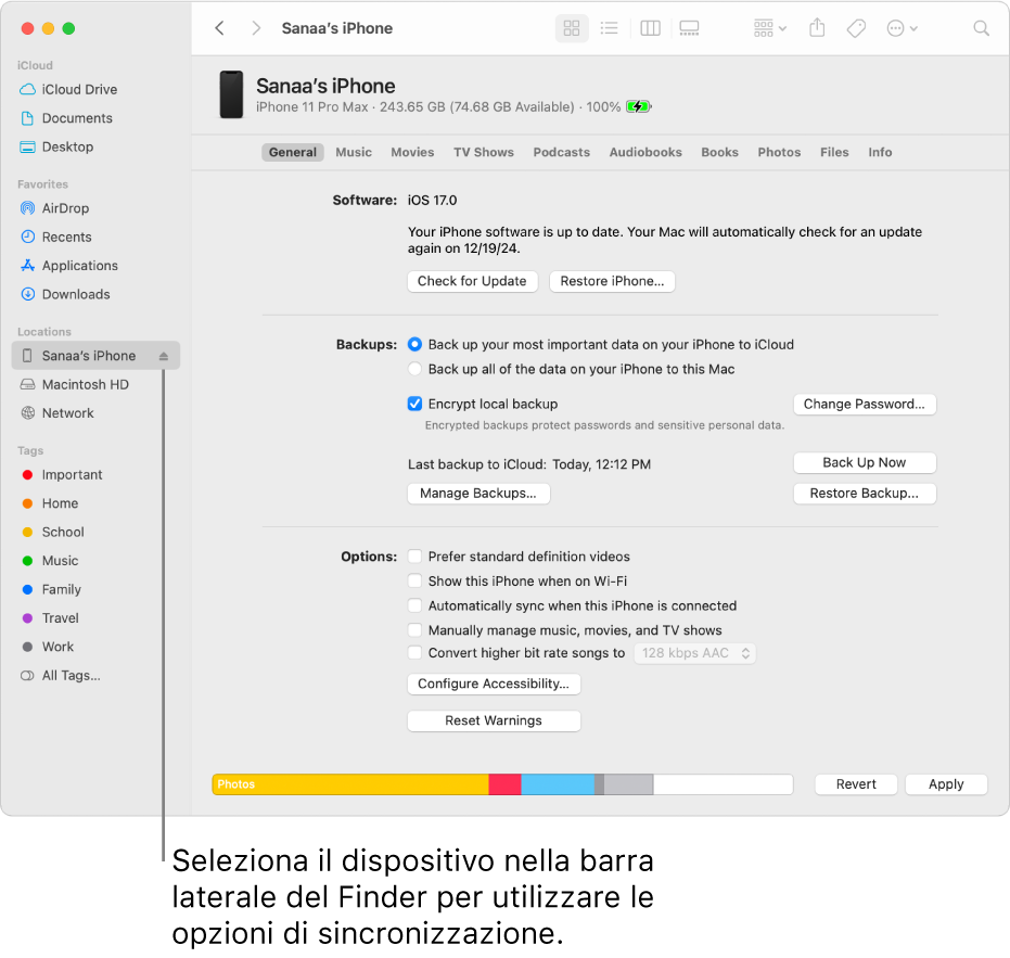 Un dispositivo selezionato nella barra laterale del Finder e le opzioni di sincronizzazione visualizzate nella finestra.