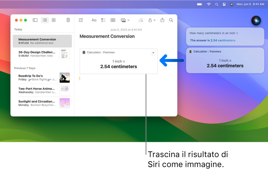 La parte superiore lato destro della scrivania del Mac con l’icona di Siri nella barra dei menu e la finestra di Siri con la richiesta “Quanti centimetri sono un pollice” e la risposta (la conversione da Calcolatrice). L’app Note è aperta e una freccia indica che è possibile trascinare il risultato di Siri nella nota come immagine.