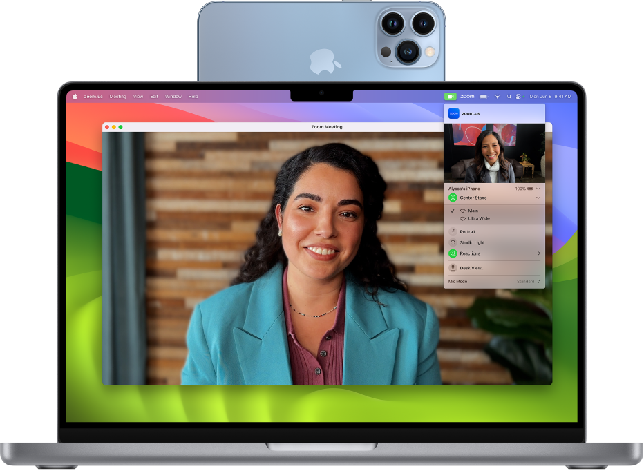 iPhone을 웹캠으로 사용하고 FaceTime 세션을 보여주는 MacBook Pro.