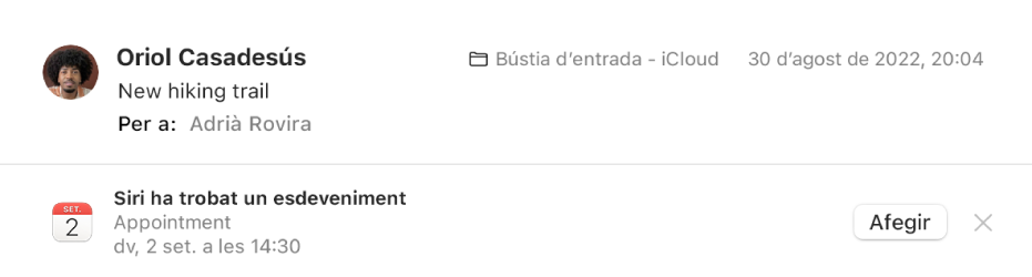 Un bàner a sota de la capçalera de missatge a la zona de previsualització que mostra informació sobre un esdeveniment que Siri ha trobat al missatge. Un enllaç per afegir l’esdeveniment al Calendari situat a l’extrem dret.