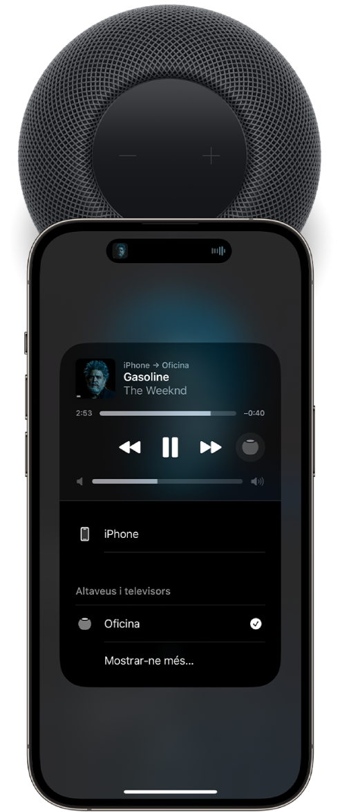 A la pantalla de l’iPhone, es mostra una cançó que està reproduint. L’iPhone és a prop de la part superior del HomePod i la cançó s'ha transferit al HomePod.