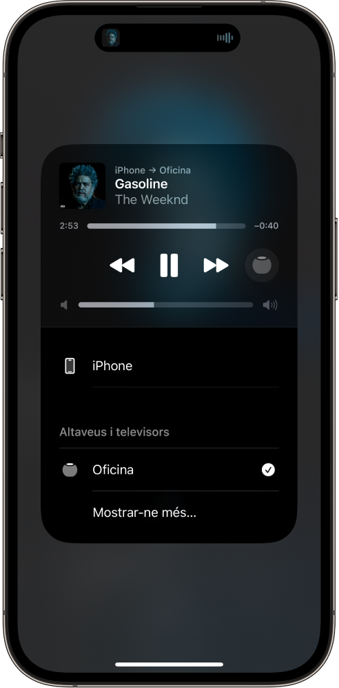 A la pantalla d’un iPhone, es mostra una cançó que està reproduint i una llista de dispositius i altaveus. L’iPhone està seleccionat i, a sota, es mostra l’opció “HomePod”.