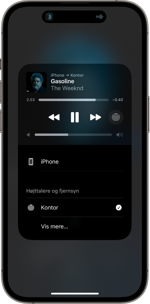På skærmen på en iPhone afspilles en sang, og der vises en liste med enheder og højttalere. iPhone er valgt, og HomePod er en mulighed nedenunder.