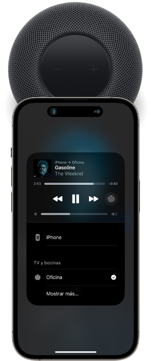 La pantalla de un iPhone mostrando que se está reproduciendo una canción. El iPhone está cerca de la parte superior de un HomePod, y la canción se transfirió al HomePod.