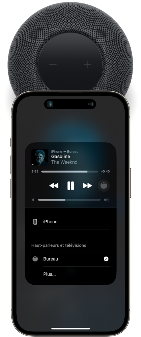 L’écran d’un iPhone affiche une chanson en cours de lecture. L’iPhone est à proximité de la partie supérieure du HomePod et une chanson a été transférée au HomePod.