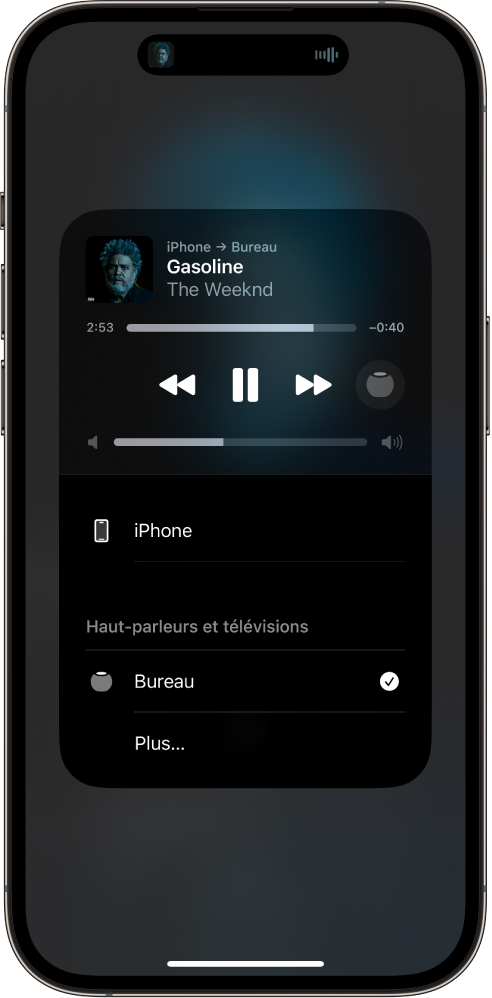 Sur un écran d’iPhone, une chanson est en cours de lecture et une liste des appareils et haut-parleurs est affichée. L’iPhone est sélectionné et le HomePod est un choix en dessous.