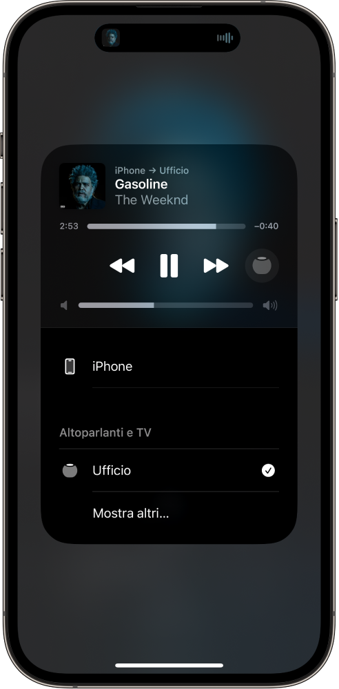 Sullo schermo di un iPhone, è mostrato un brano in riproduzione insieme a un elenco di dispositivi e altoparlanti. iPhone è selezionato e HomePod è visualizzato tra le altre opzioni sotto.