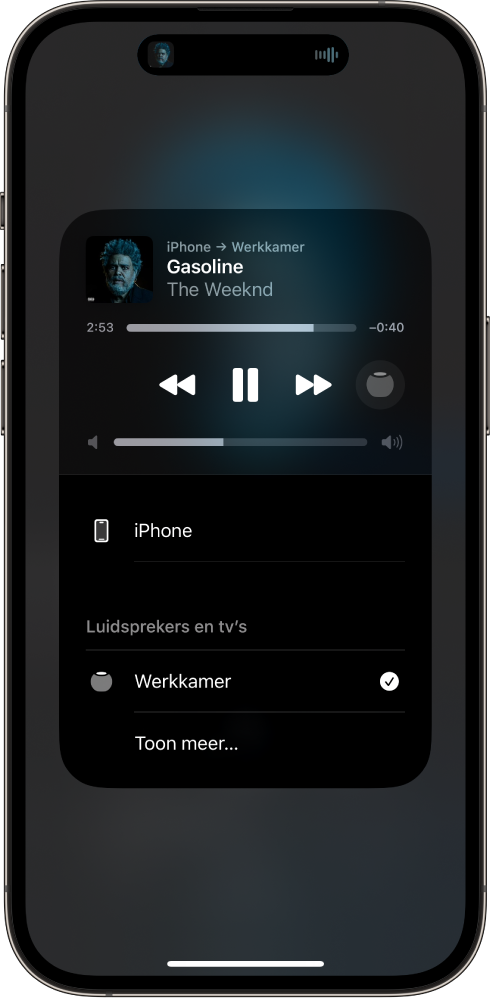 Scherm van een iPhone met een nummer dat wordt afgespeeld en een lijst met apparaten en luidsprekers. De iPhone is geselecteerd en de HomePod is een optie daaronder.