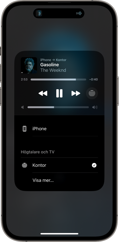 En låt spelas upp på en iPhone-skärm och en lista med enheter och högtalare visas. iPhone väljs och HomePod är ett alternativ nedanför.
